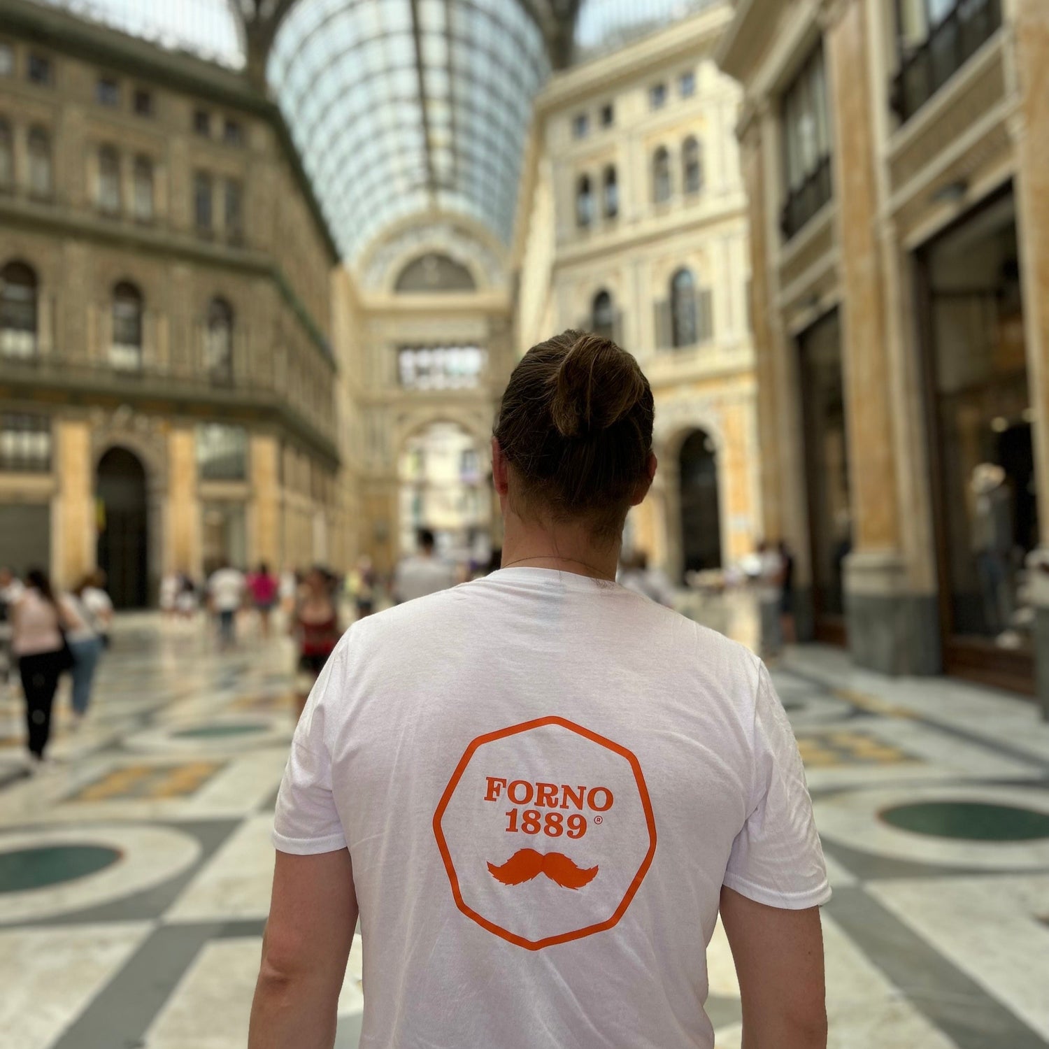 Man in white Forno1889 t-shirt in Naples